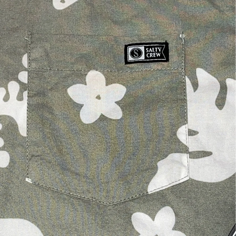 Salty Crew Sage Green Hawaiian Collar Button Short Sleeve Shirt Boys Large NWT